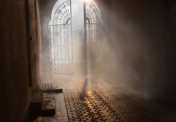 Gizemli kemer, duman içinde, bir arka ışık