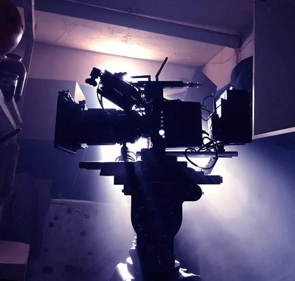 Güneş ışınlarındaki bir film kamerasının mistik silueti. 