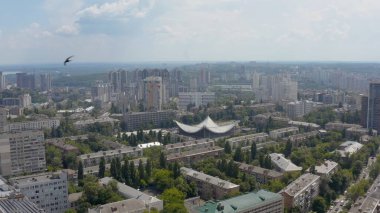 İnsansız hava aracı, bir uçan daire ya da UFO havaalanı için iniş pistine benzeyen ilginç bir mimari yapı üzerinde uçuyor.