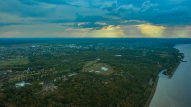 Mezhyhiria ve Ukrayna 'nın küçük bir köyü olan New Petrovtsy' deki golf sahasında muhteşem ve renkli bir gün batımı yaşandı.