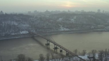 Hava manzarası, nehir köprüsü ve Kyiv 'deki Halkların Dostluk Kemeri.