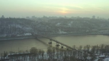 Hava manzarası, nehir köprüsü ve Kyiv 'deki Halkların Dostluk Kemeri.