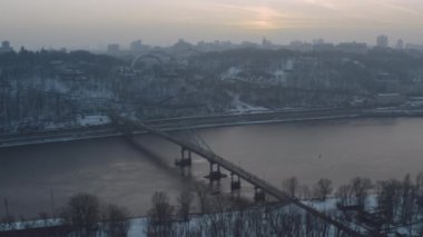 Hava manzarası, nehir köprüsü ve Kyiv 'deki Halkların Dostluk Kemeri.
