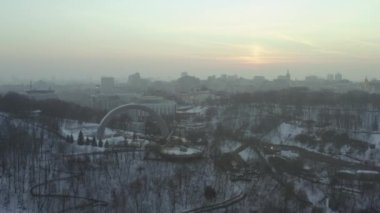 Hava manzarası, nehir köprüsü ve Kyiv 'deki Halkların Dostluk Kemeri.