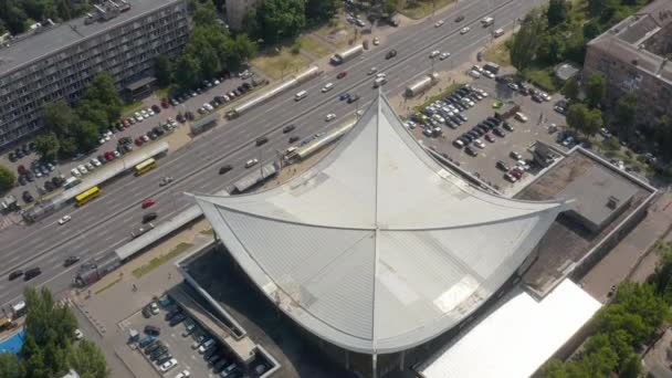 Interessante forma architettonica di un edificio che assomiglia a un atterraggio UFO — Video Stock