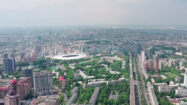 Yeşil bir şehirde stadyum, korkunç bir gökyüzü ve güneş ışınları — Stok video