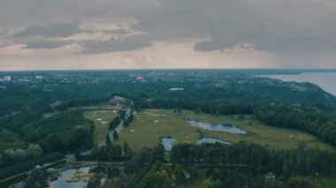 Özel konutta golf sahasının üzerinde renkli bir günbatımı.