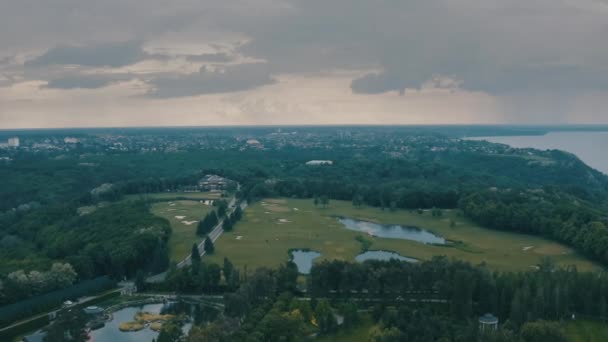 Πολύχρωμο ηλιοβασίλεμα πάνω από το γήπεδο του γκολφ στην ιδιωτική κατοικία - Aerial Flight — Αρχείο Βίντεο