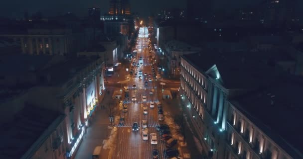 Şehir merkezindeki gece caddelerinin havadan görünüşü — Stok video