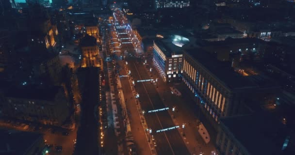 Vedere aeriană a străzilor de noapte din centrul orașului — Videoclip de stoc