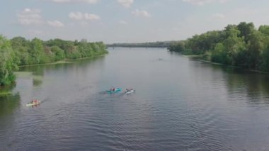 İnsanlar aktif olarak nehirde vakit geçirir, kano yapar ve sörf yaparken uyanır, hızlı teknelerden sonra sörf yapar.
