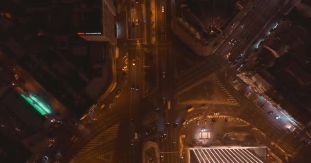 Vista aérea de calles nocturnas en el centro de la ciudad, Topshot — Vídeo de stock