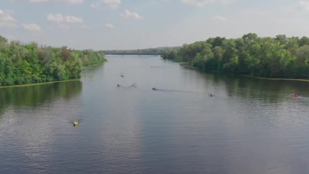 As pessoas passam ativamente tempo no rio, caiaque e velejar, acordar surfando após barcos rápidos — Vídeo de Stock