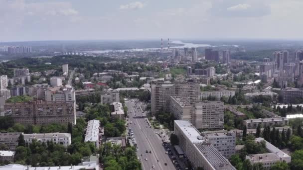 Las calles de verano de la ciudad verde, sobre el fondo del gran río — Vídeo de stock