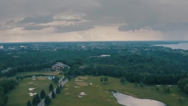 Barevný západ slunce nad golfovým hřištěm v soukromé rezidenci - Letecký let — Stock video