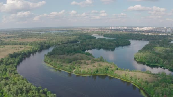 Día de verano soleado sobre islas verdes en un río — Vídeo de stock