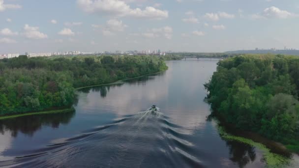 Orang-orang aktif menghabiskan waktu di sungai, kayak dan bangun naik, bangun berselancar setelah perahu cepat — Stok Video