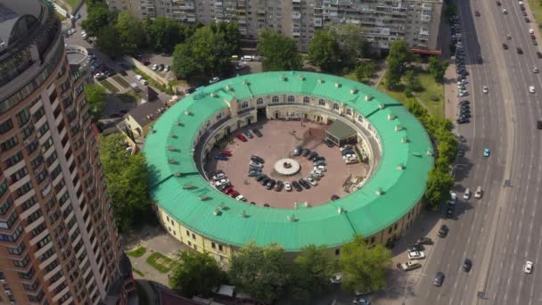 Interesting round shape of the building with a green roof — Stock Video