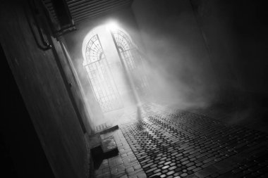 Gizemli kemer, duman içinde, bir arka ışık