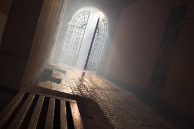 Gizemli kemer, duman içinde, bir arka ışık