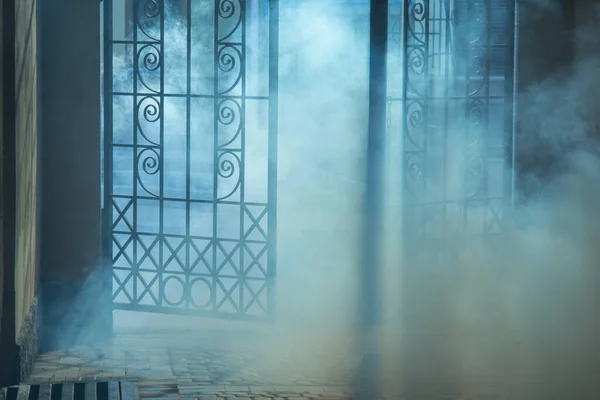 Gizemli kemer, duman içinde, bir arka ışık