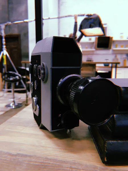 Cámara retro de película en el estudio - kit profesional para el rodaje de alta calidad — Foto de Stock
