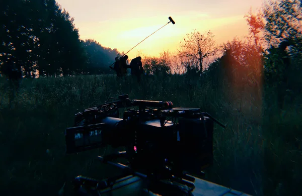 Sahadaki film kamerası. Yüksek kaliteli çekim için profesyonel malzeme.