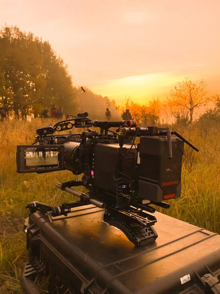 Cámara de cine en el campo - kit profesional para el rodaje de alta calidad —  Fotos de Stock