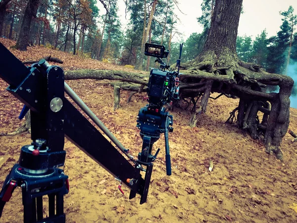 Mini vinçte film kamerası. Yüksek kaliteli çekim için profesyonel alet.