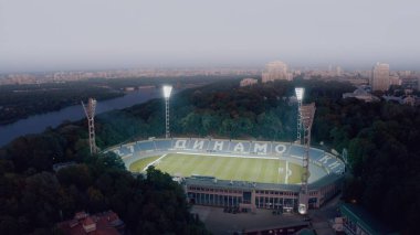 Futbol stadyumunun ışık kulesini açıyorum. 