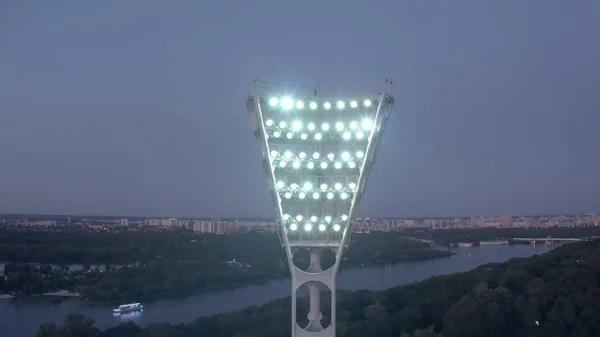Accendere la torre luminosa di uno stadio di calcio — Foto Stock