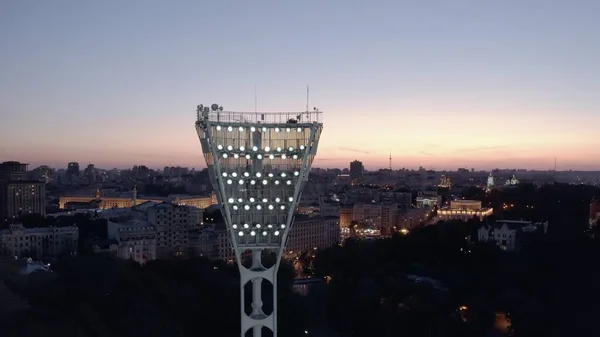 Перемикання на легкій вежі футбольного стадіону — стокове фото