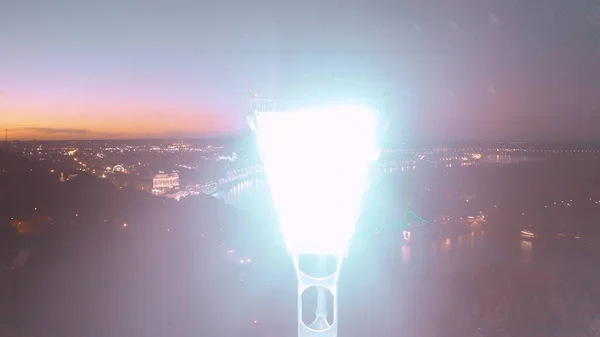 Ligar a torre de iluminação de um estádio de futebol — Fotografia de Stock