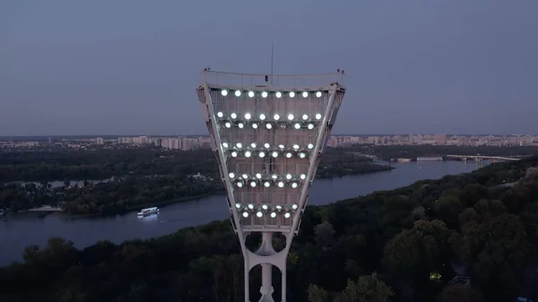 Accendere la torre luminosa di uno stadio di calcio — Foto Stock