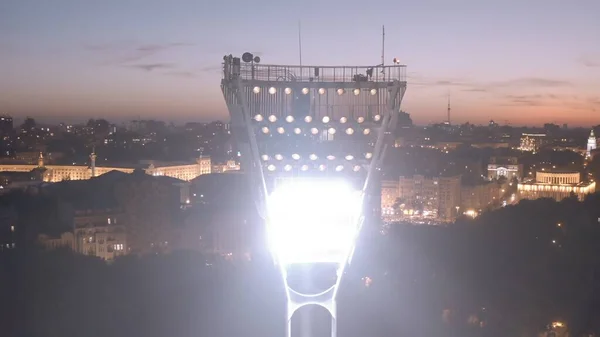 Accendere la torre luminosa di uno stadio di calcio — Foto Stock