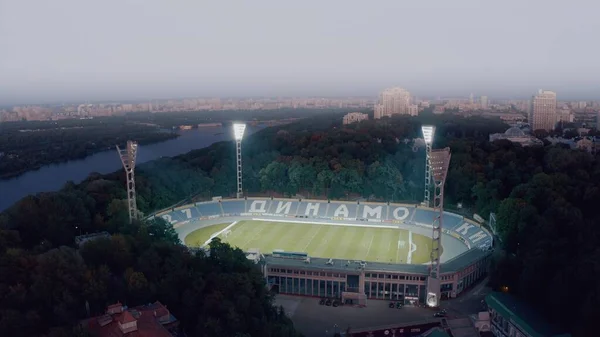 Futbol stadyumunun ışık kulesini açıyorum. 