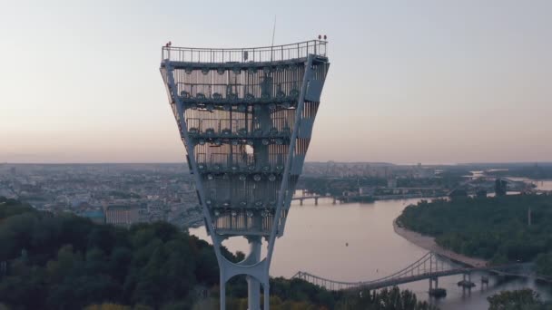 Das Einschalten des Lichtturms eines Fußballstadions — Stockvideo