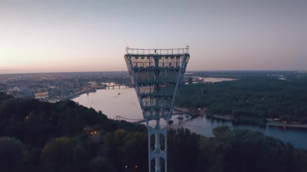 Encendiendo la torre de luz de un estadio de fútbol — Vídeo de stock