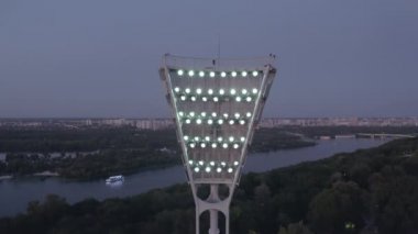 Futbol stadyumunun ışık kulesini açıyorum. 