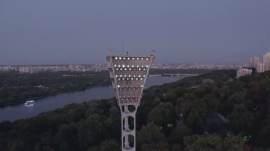 Futbol stadyumunun ışık kulesini açıyorum. 