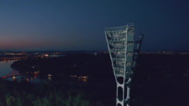 Futbol stadyumunun ışık kulesini açıyorum. 