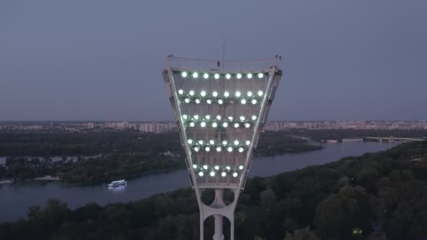 Encendiendo la torre de luz de un estadio de fútbol — Vídeo de stock