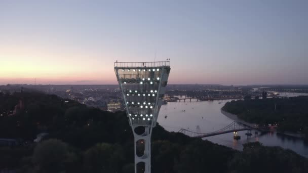 Ligar a torre de iluminação de um estádio de futebol — Vídeo de Stock