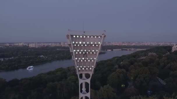 Aanzetten van de lichttoren van een voetbalstadion — Stockvideo