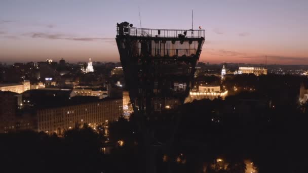 Encendiendo la torre de luz de un estadio de fútbol — Vídeo de stock