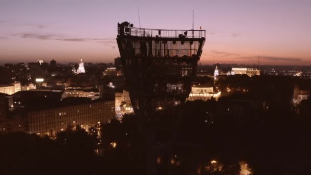 Das Einschalten des Lichtturms eines Fußballstadions — Stockvideo