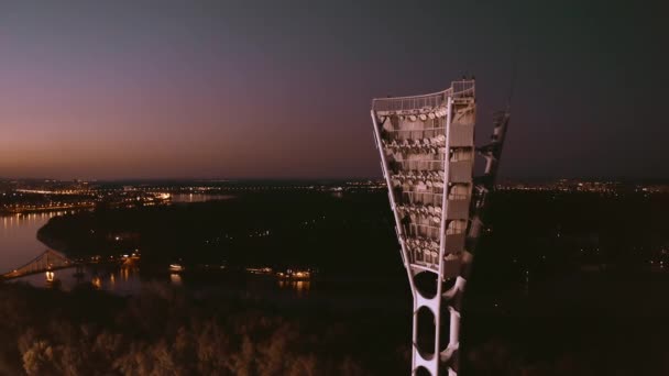 Ligar a torre de iluminação de um estádio de futebol — Vídeo de Stock