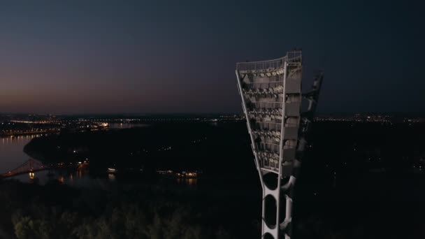 Ligar a torre de iluminação de um estádio de futebol — Vídeo de Stock