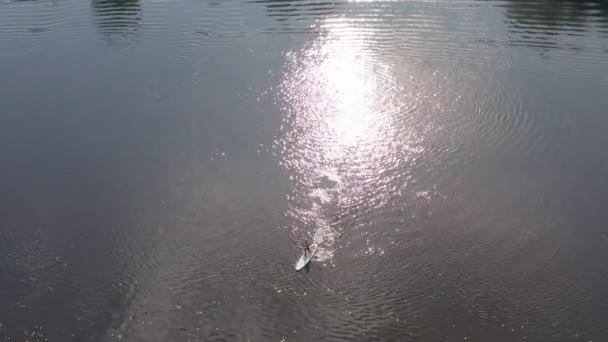 Gente kayak y despertar abordaje con lanchas rápidas en el río — Vídeos de Stock