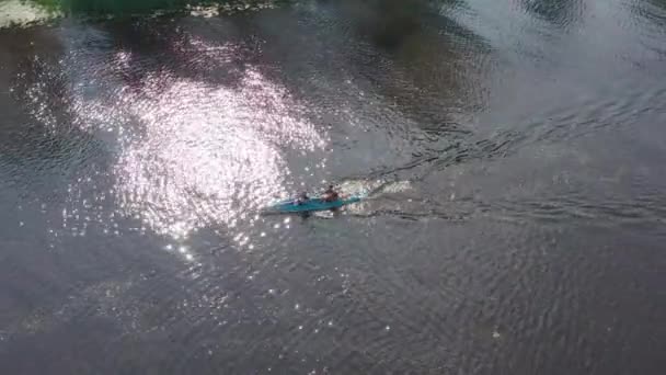 People kayaking and wake boarding with fast boats on the river — Stock Video